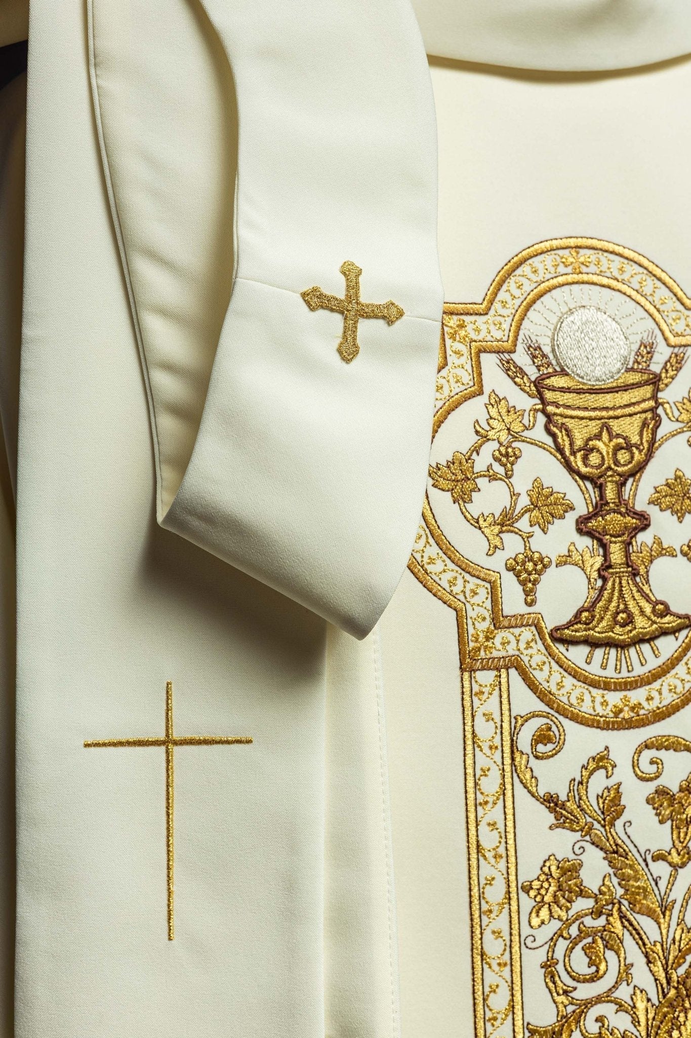 Chasuble with the symbol of the Eucharistic Chalice in ecru KOR/040/05/01 ECRU - HAFTINAUSA.COM