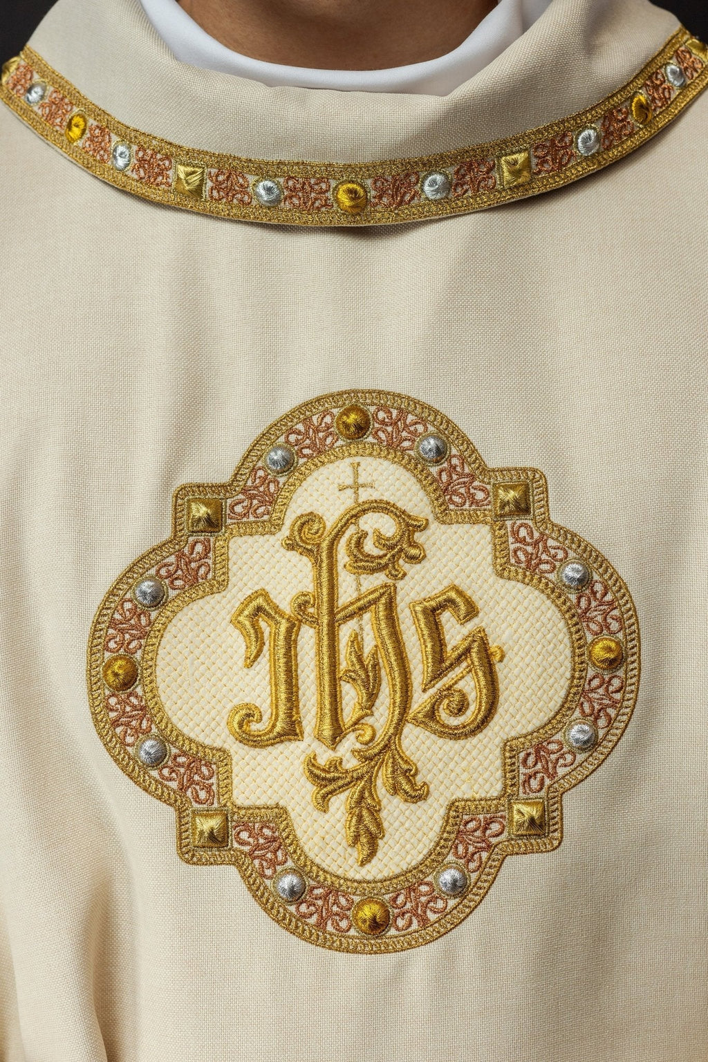 Dalmatica with IHS symbol and ecru collar S - 1073 - 05 - 70 - D - HAFTINAUSA.COM