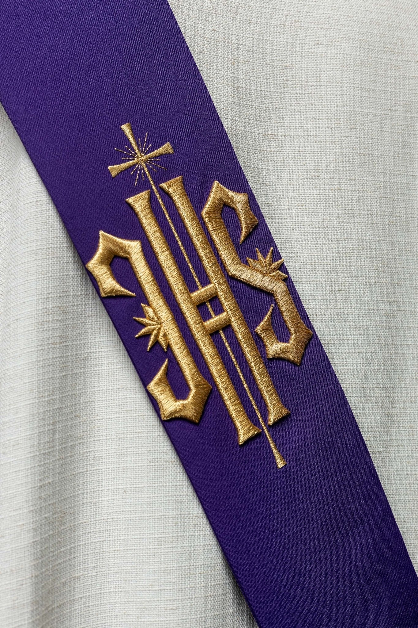 Deacon stole embroidered with IHS and Cross in purple KSD/135/03/01 FIOLET - HAFTINAUSA.COM
