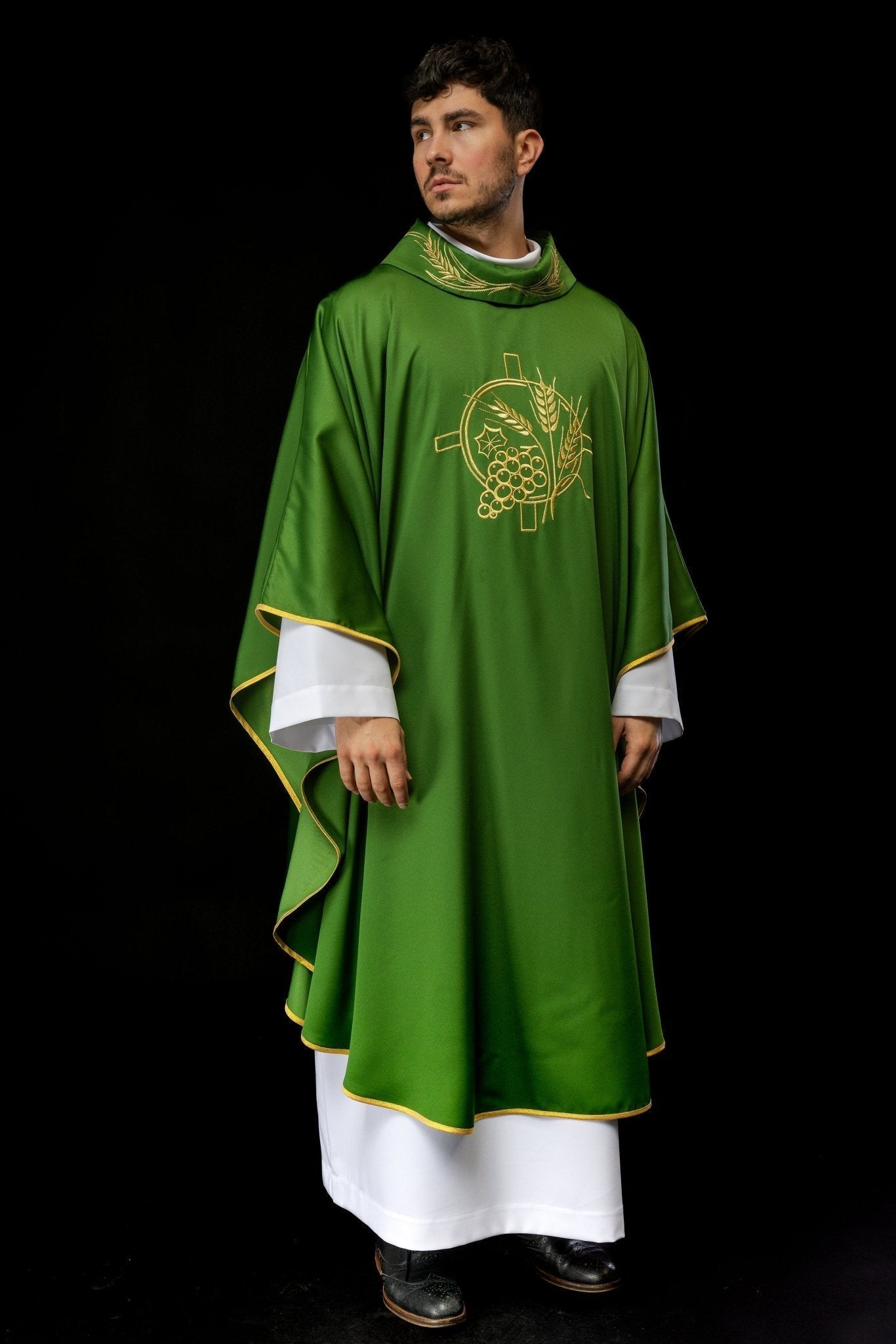 Green chasuble with embroidered collar and cross and wheat motifs S - 7054 - 01 - 53 - HAFTINAUSA.COM