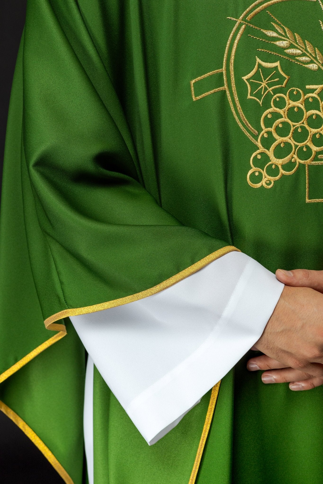 Green chasuble with embroidered collar and cross and wheat motifs S - 7054 - 01 - 53 - HAFTINAUSA.COM