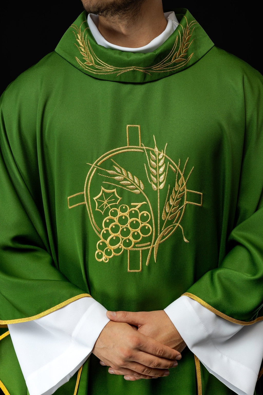 Green chasuble with embroidered collar and cross and wheat motifs S - 7054 - 01 - 53 - HAFTINAUSA.COM