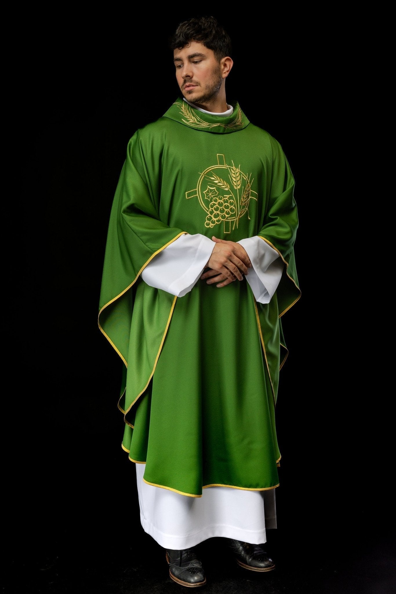 Green chasuble with embroidered collar and cross and wheat motifs S - 7054 - 01 - 53 - HAFTINAUSA.COM