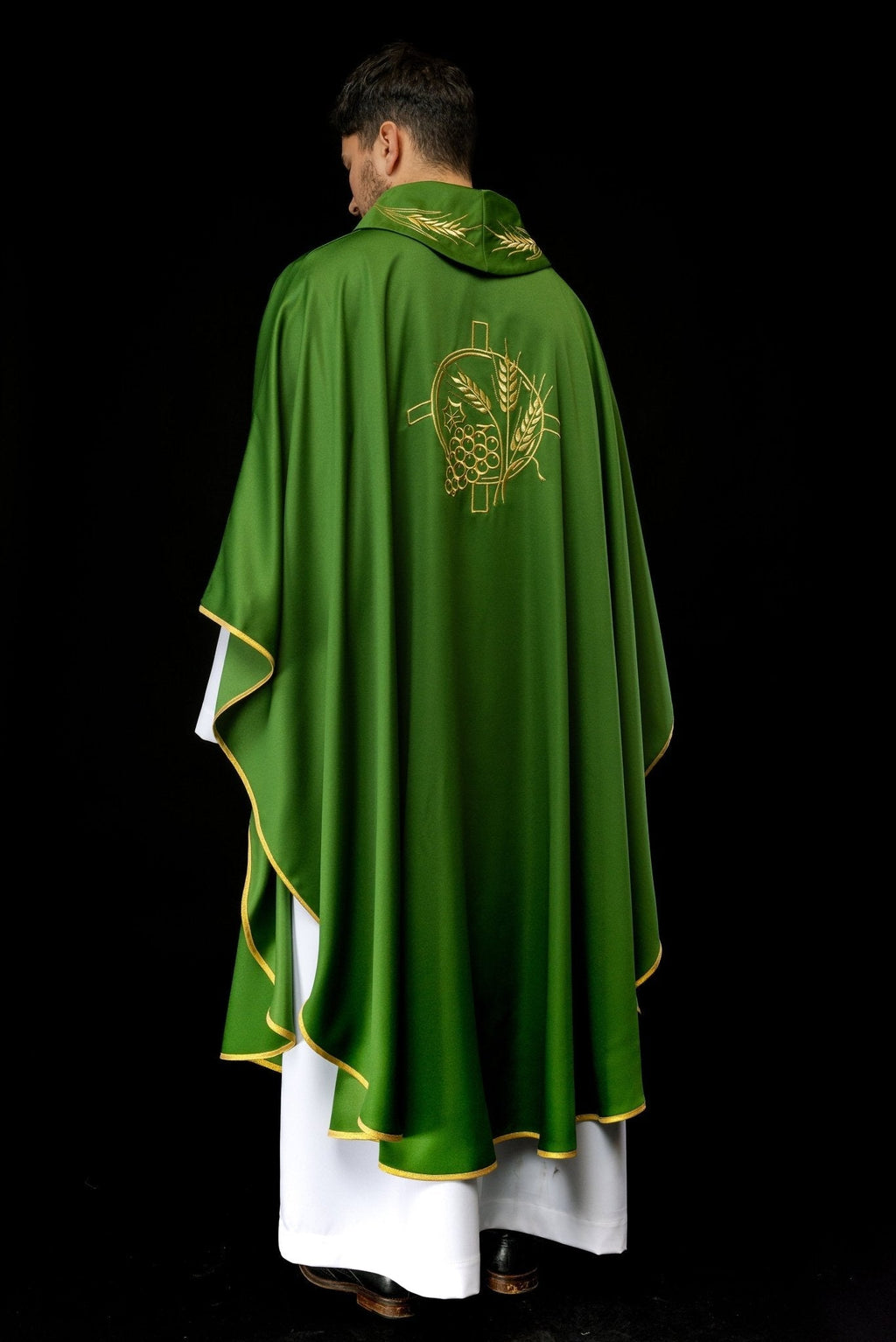 Green chasuble with embroidered collar and cross and wheat motifs S - 7054 - 01 - 53 - HAFTINAUSA.COM