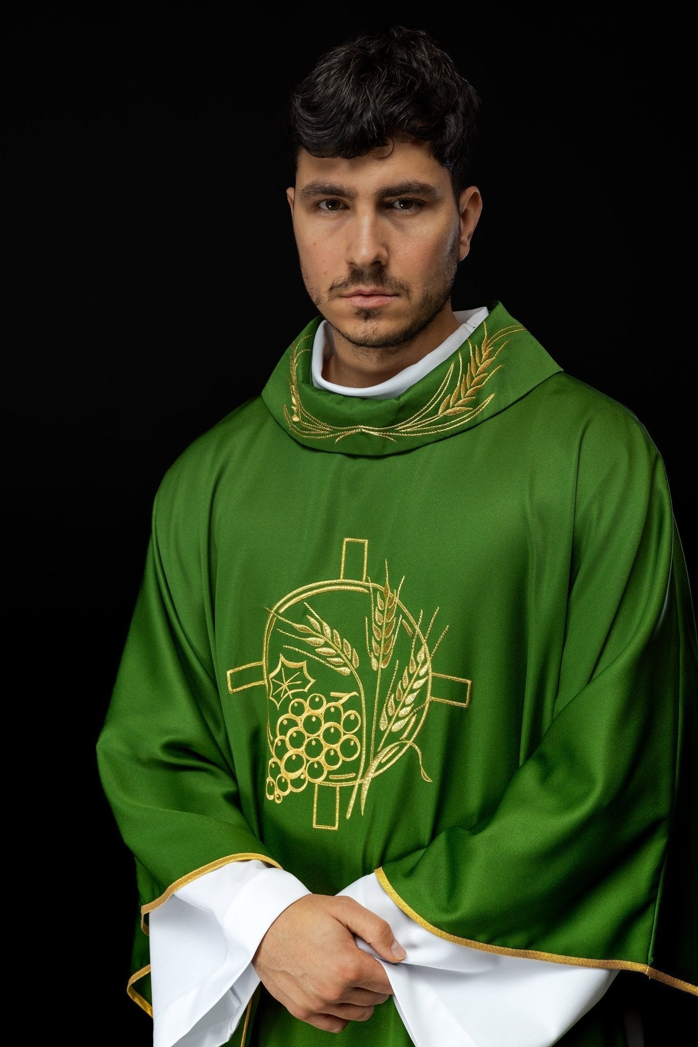 Green chasuble with embroidered collar and cross and wheat motifs S - 7054 - 01 - 53 - HAFTINAUSA.COM