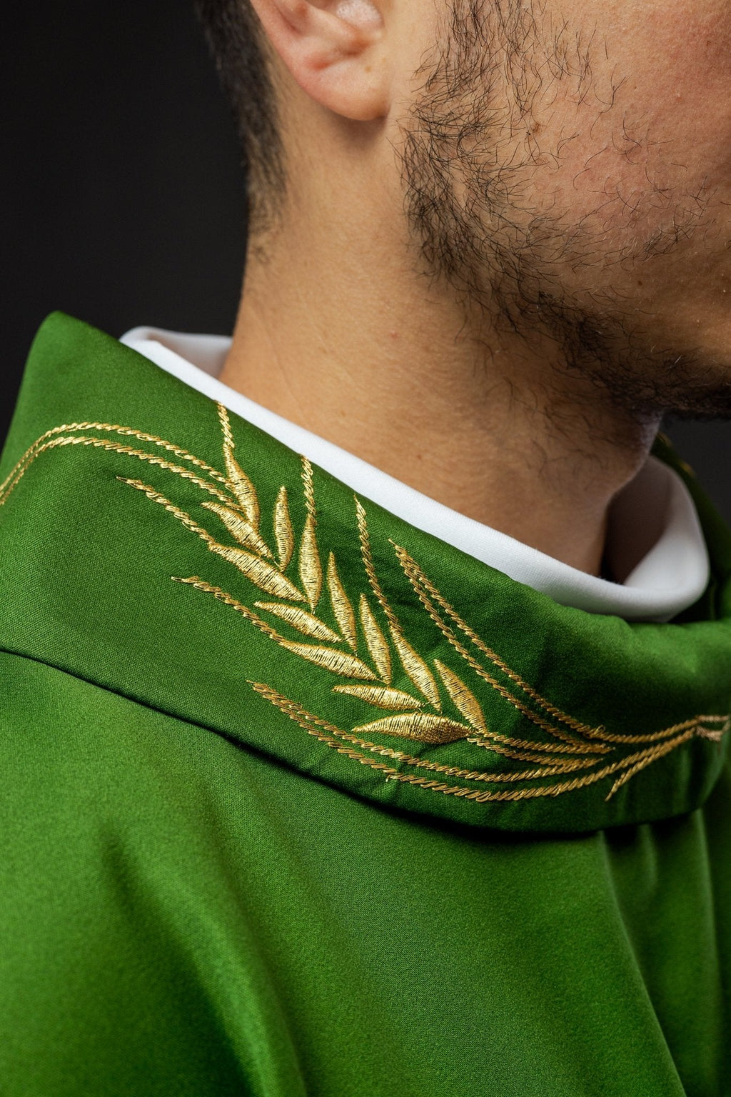 Green chasuble with embroidered collar and cross and wheat motifs S - 7054 - 01 - 53 - HAFTINAUSA.COM
