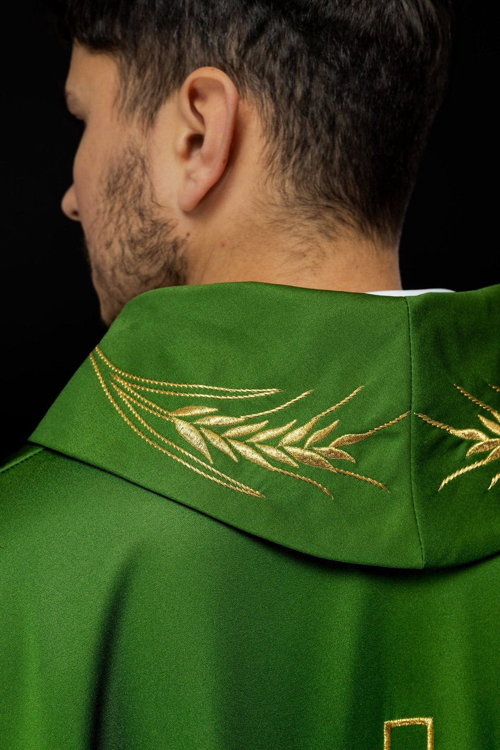 Green chasuble with embroidered collar and cross and wheat motifs S - 7054 - 01 - 53 - HAFTINAUSA.COM