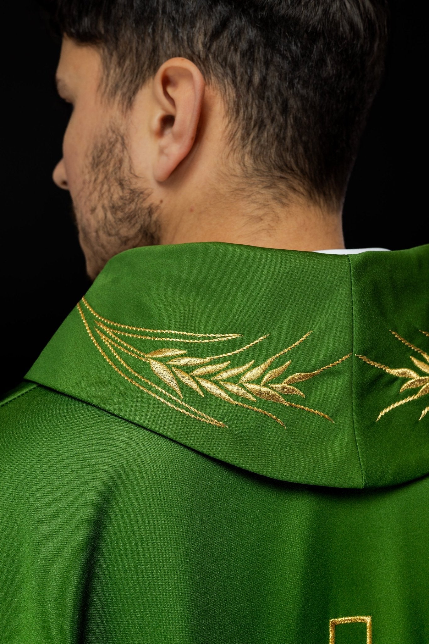 Green chasuble with embroidered collar and cross and wheat motifs S - 7054 - 01 - 53 - HAFTINAUSA.COM