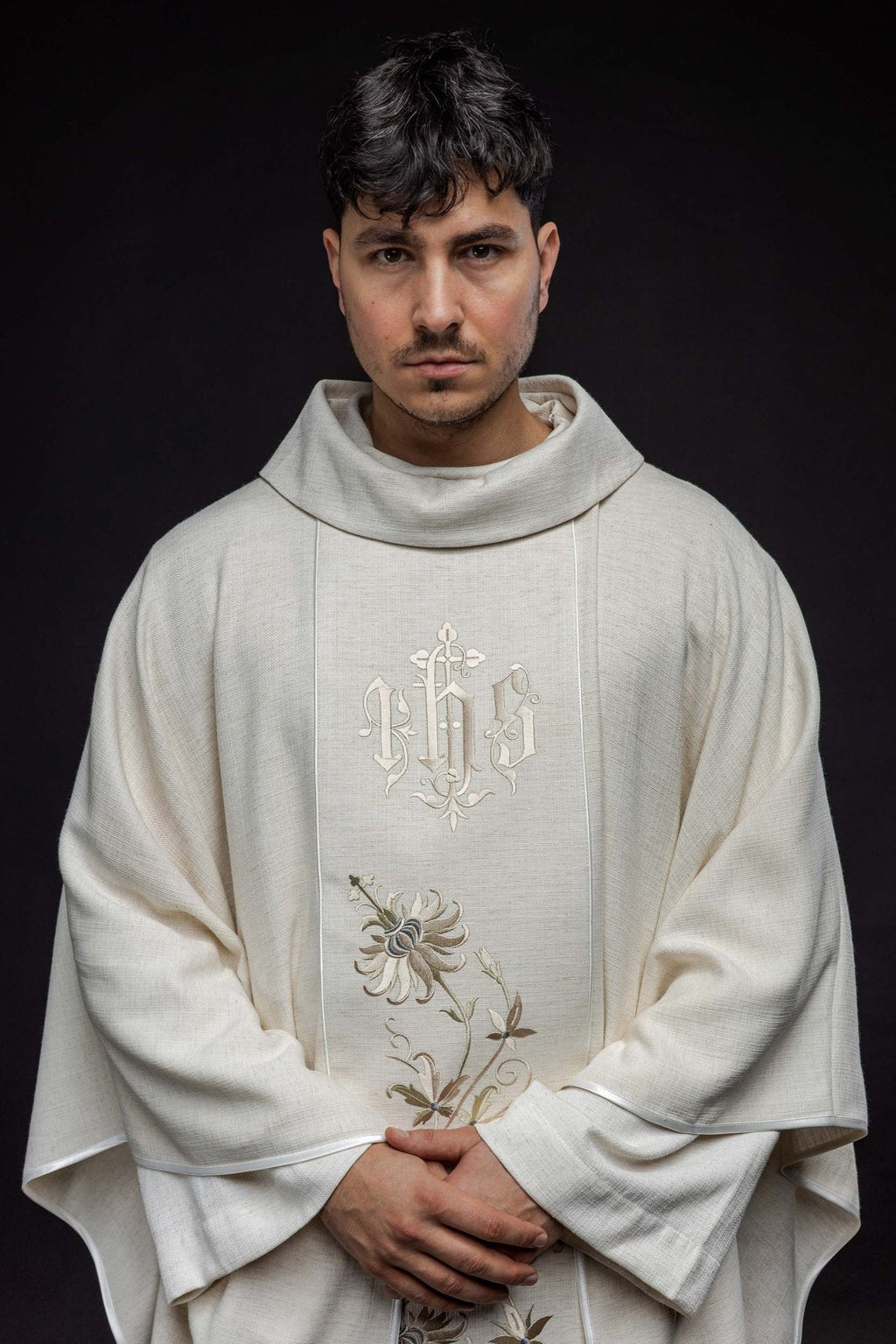 Ivory chasuble made of recycled texture KOR/215/05/49 ECRU - HAFTINAUSA.COM