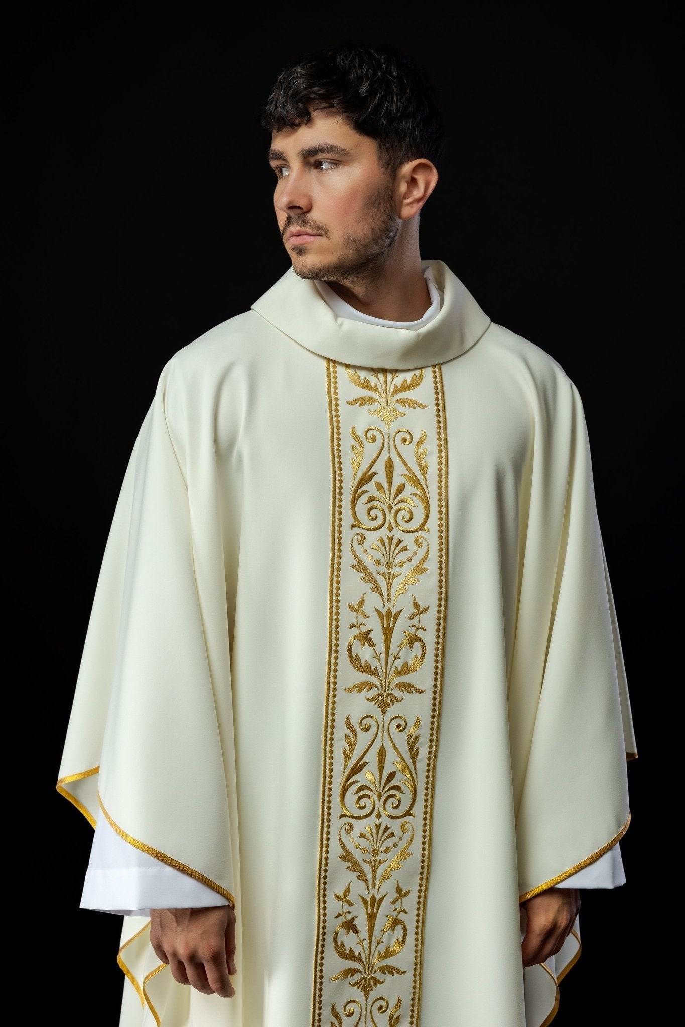 Liturgical chasuble with an embroidered belt in ecru KOR/008/05/01 ECRU - HAFTINAUSA.COM