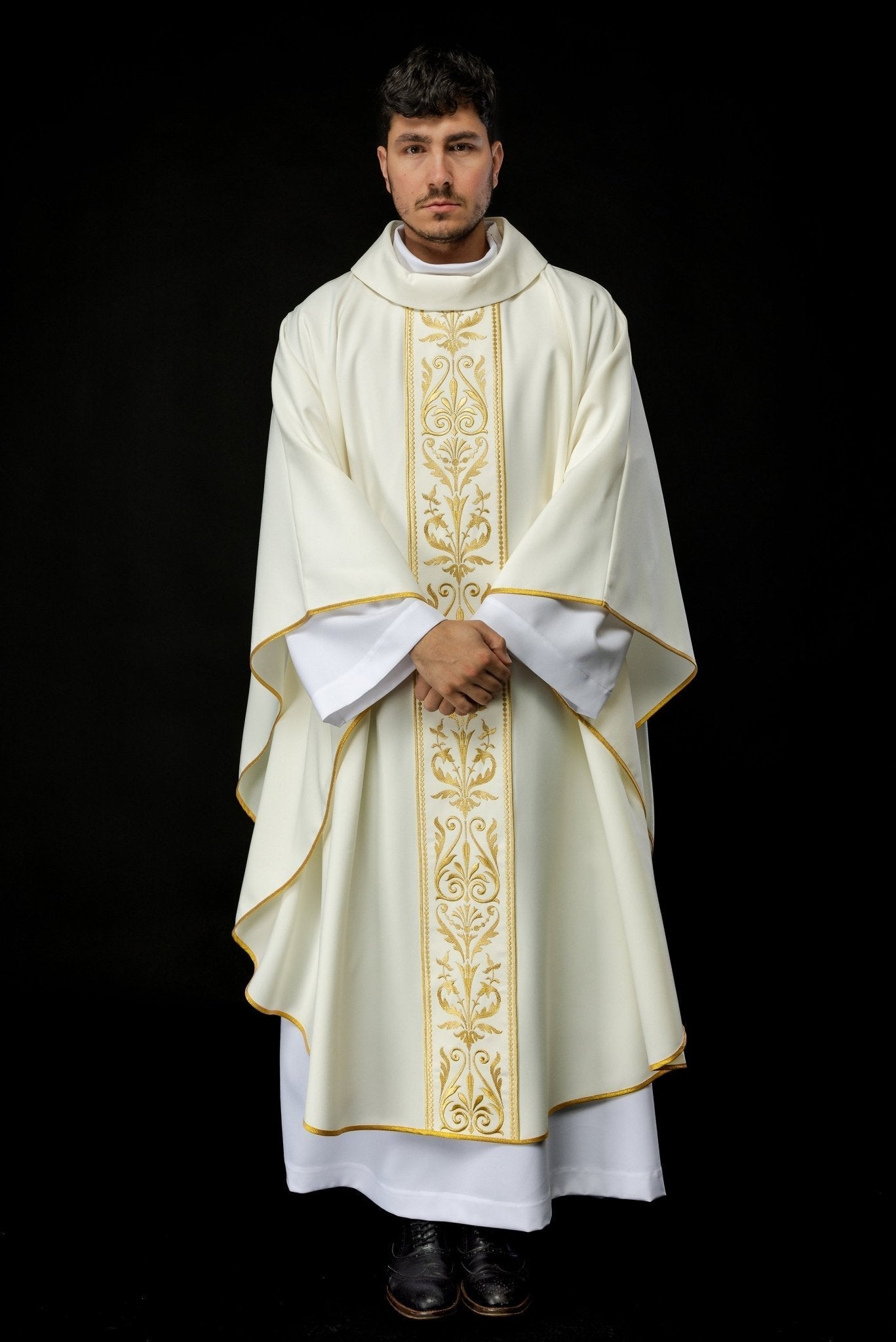 Liturgical chasuble with an embroidered belt in ecru KOR/008/05/01 ECRU - HAFTINAUSA.COM