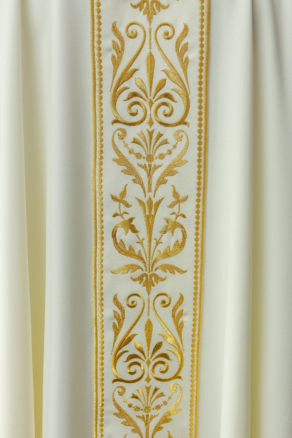 Liturgical chasuble with an embroidered belt in ecru KOR/008/05/01 ECRU - HAFTINAUSA.COM