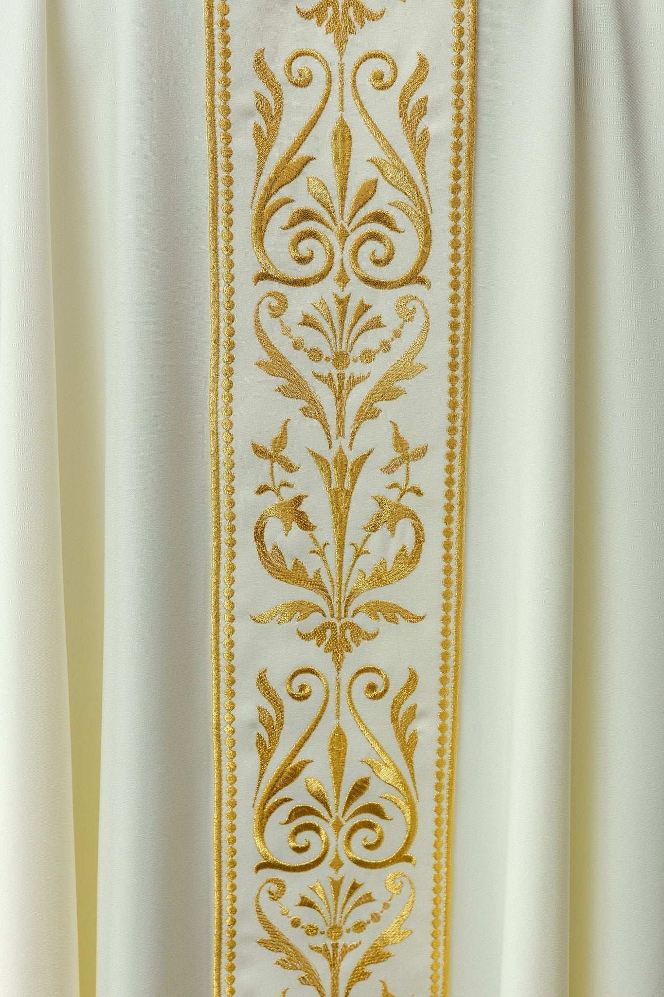 Liturgical chasuble with an embroidered belt in ecru KOR/008/05/01 ECRU - HAFTINAUSA.COM