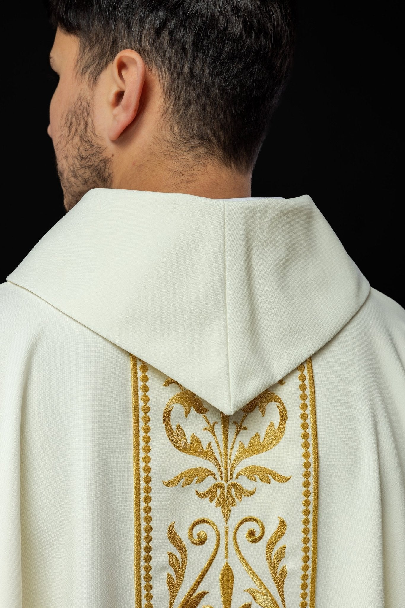 Liturgical chasuble with an embroidered belt in ecru KOR/008/05/01 ECRU - HAFTINAUSA.COM