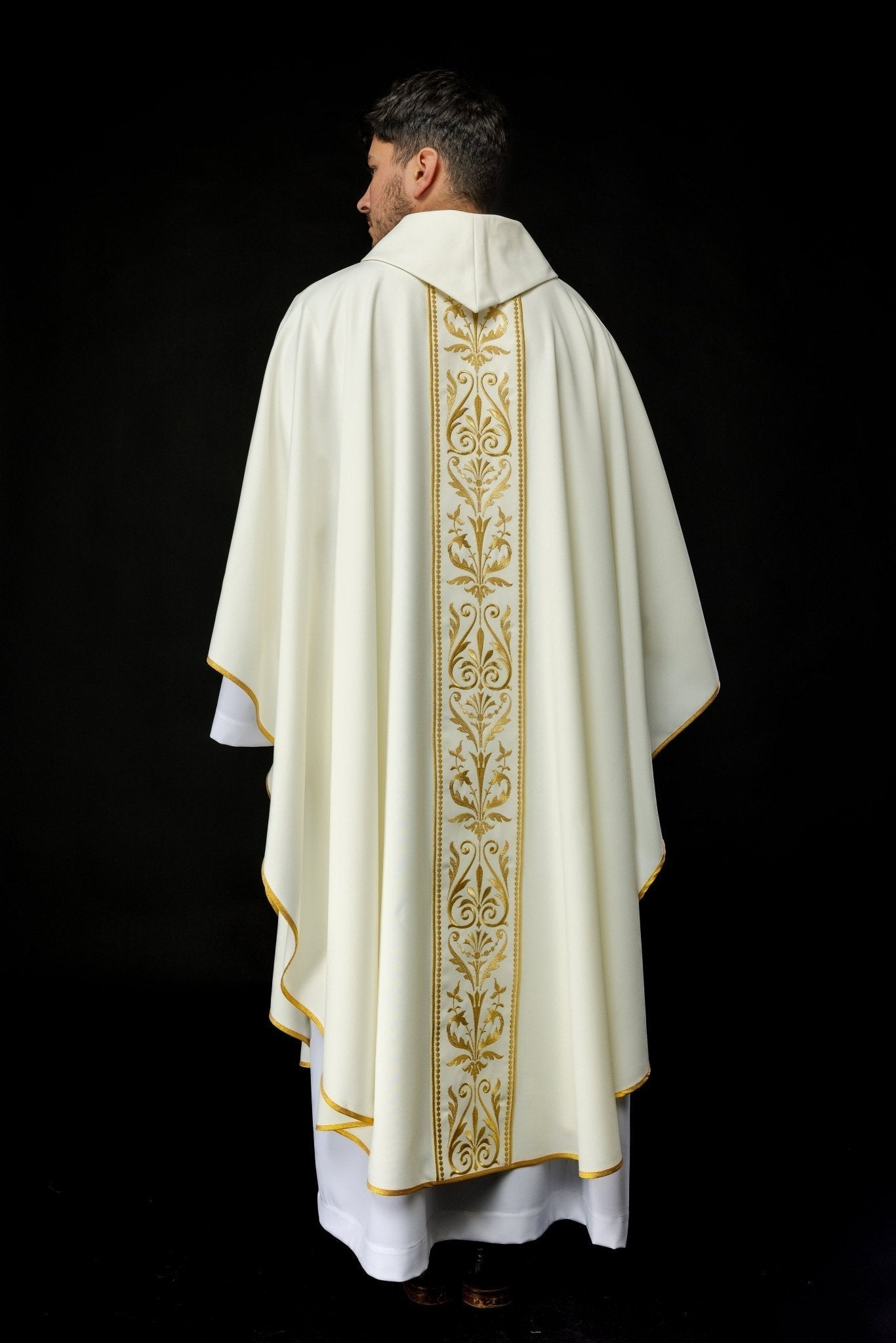Liturgical chasuble with an embroidered belt in ecru KOR/008/05/01 ECRU - HAFTINAUSA.COM