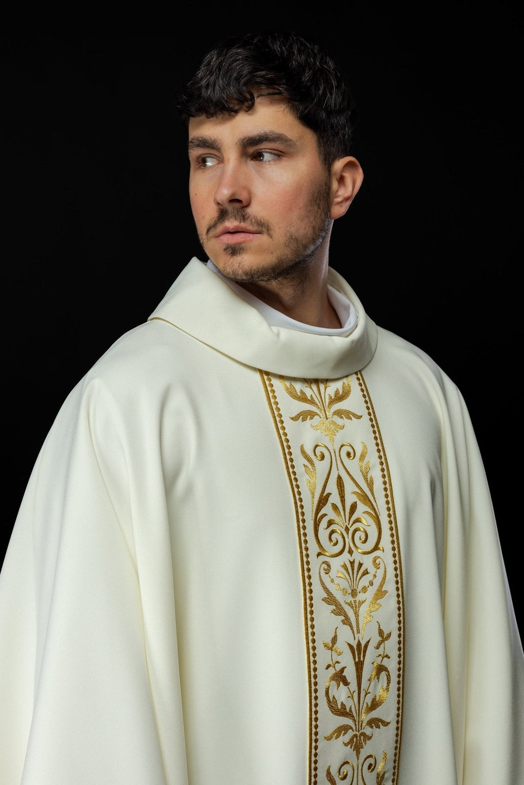 Liturgical chasuble with an embroidered belt in ecru KOR/008/05/01 ECRU - HAFTINAUSA.COM
