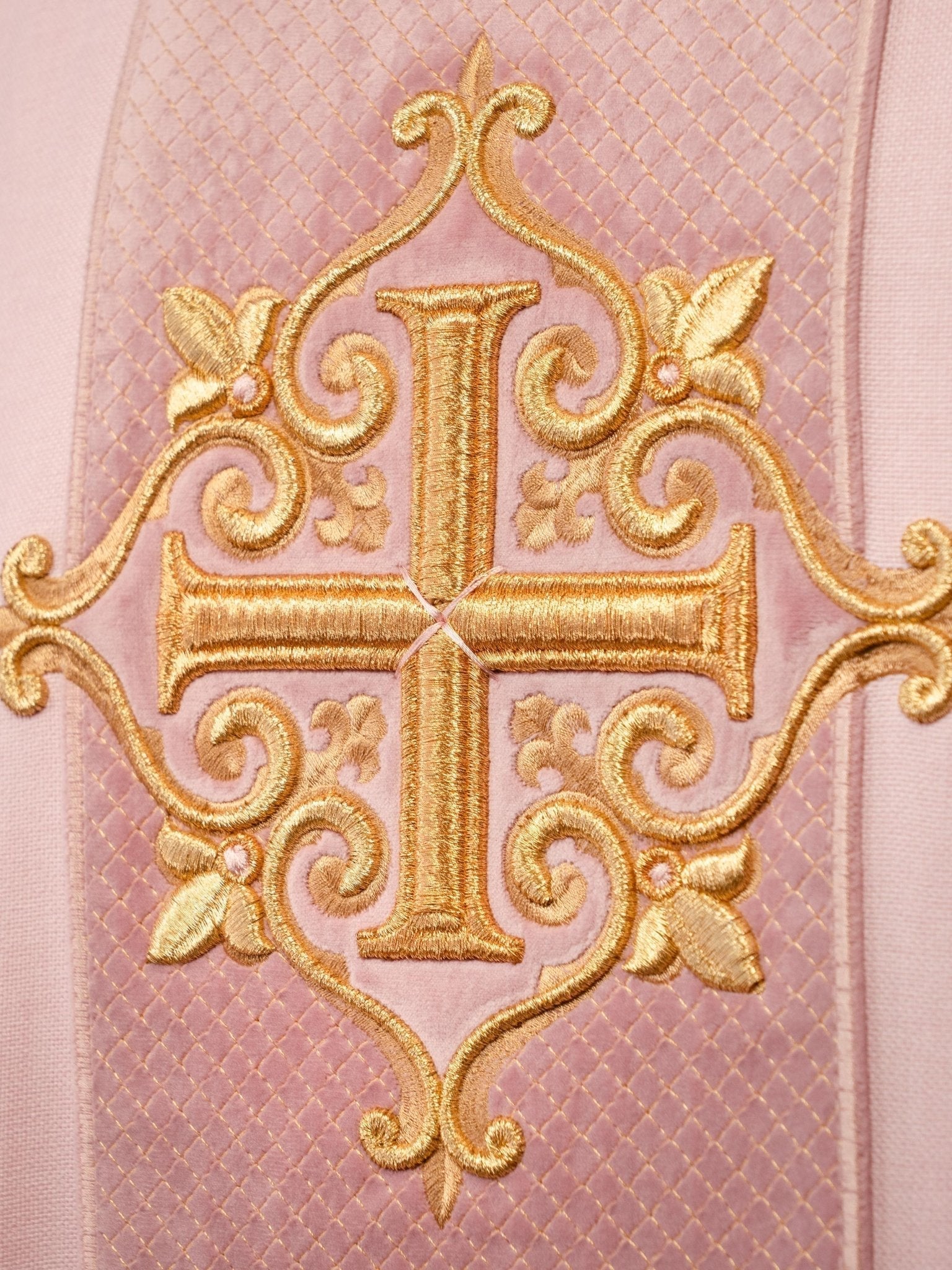 Pink Chasuble with Embroidered Cross Symbol LE/7029/08 - HAFTINAUSA.COM